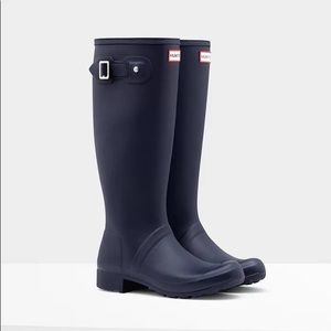 Women’s Navy Hunter Boots (Size 8)